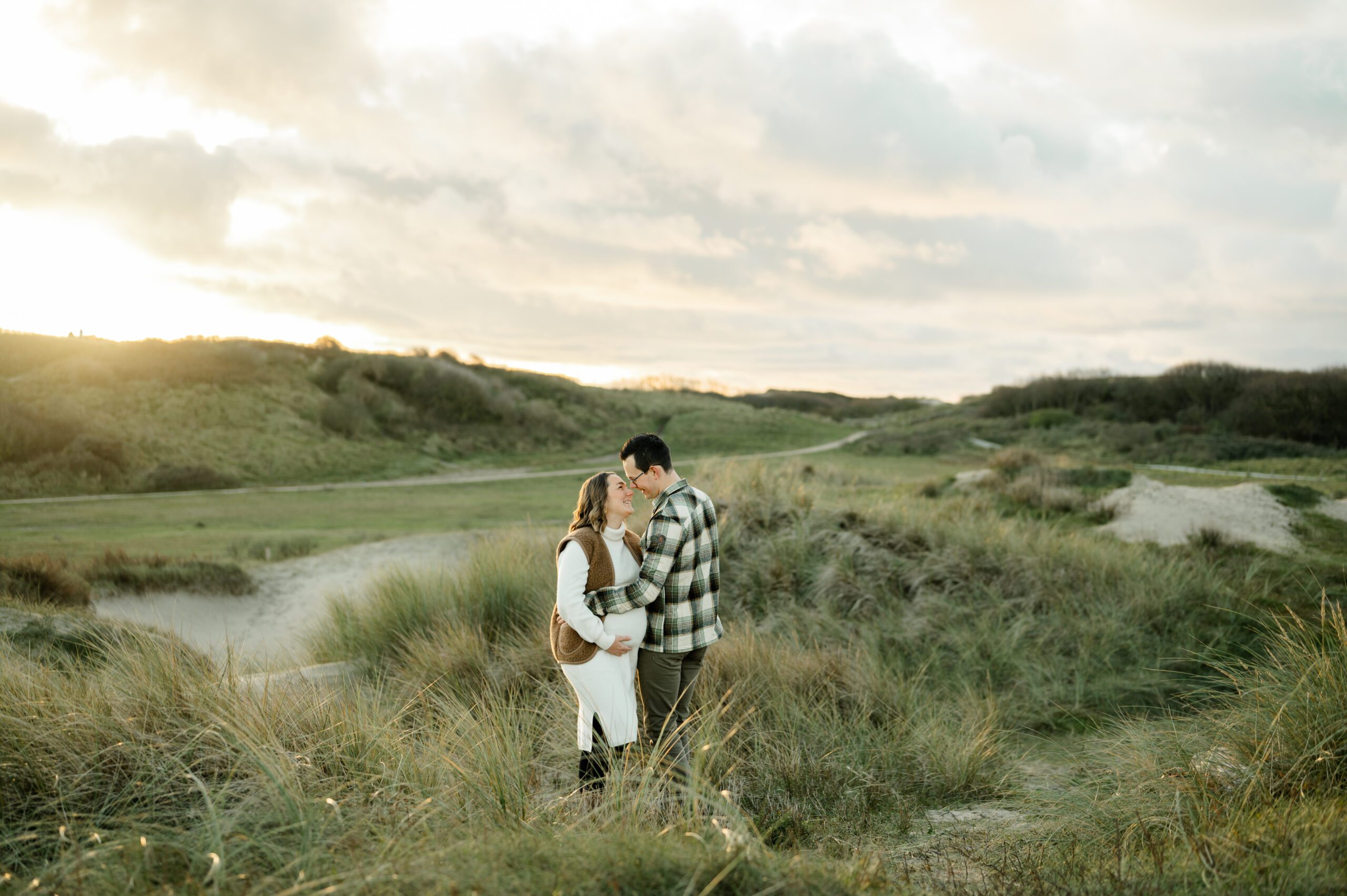 winterse zwangerschapsshoot in de duinen van katwijk