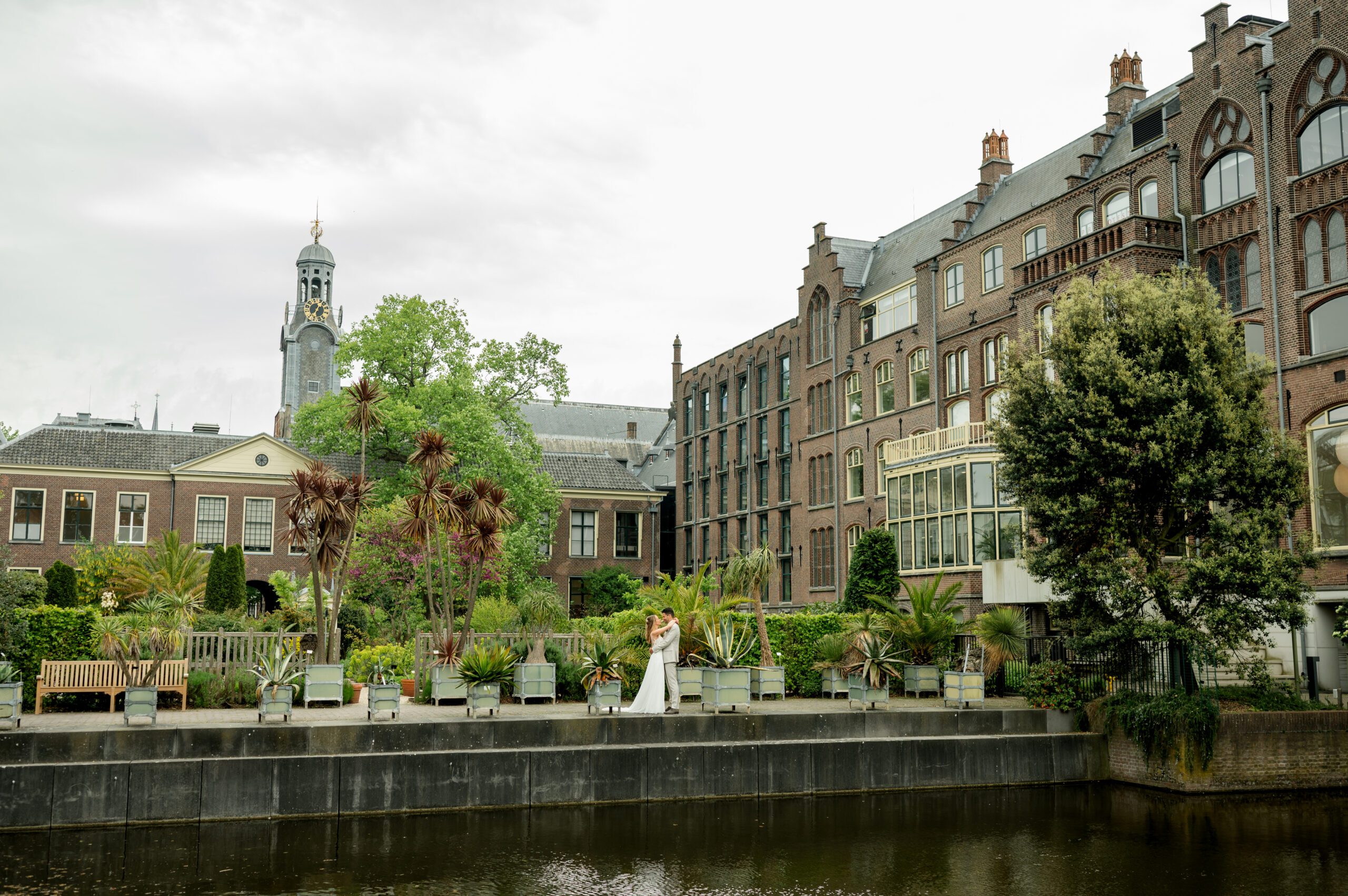 Liefdevolle en muzikale bruiloft in Leiden, vastgelegd door een bruidsfotograaf bij de Hortus Botanicus, een rondvaart door de grachten en een feest in Scheltema.