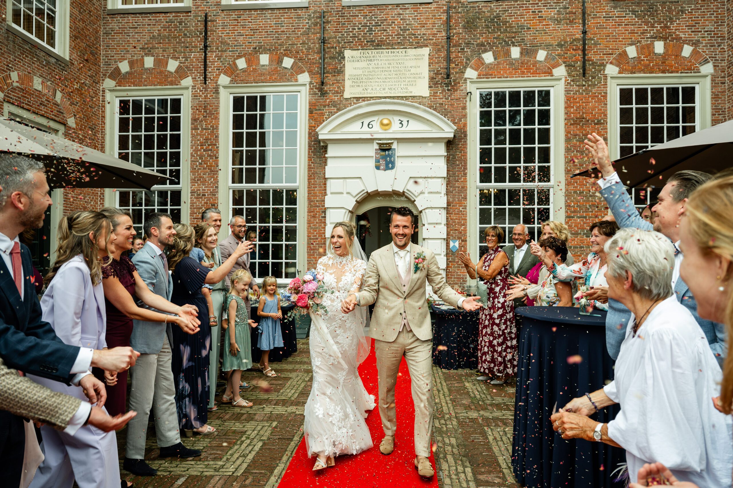 Bruiloft Kasteel Duivenvoorde met vrolijk bruidspaar – trouwfotograaf Leiden